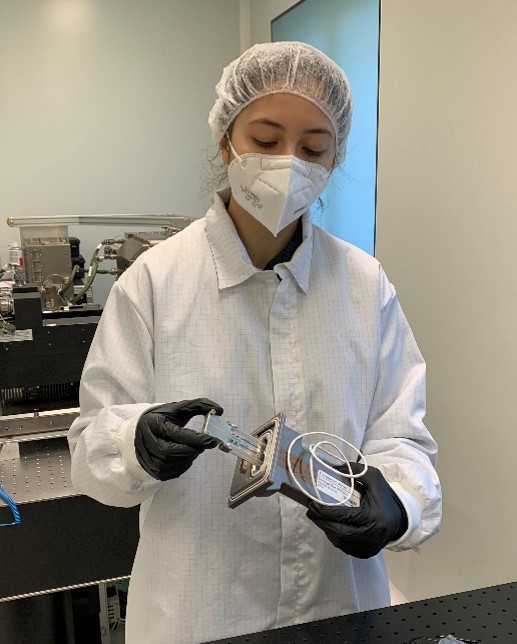 Úrsula Martínez, PhD student and researcher at E-USOC, preparing the scientific sample in its cartridge for later coupling and process in the Transparent Alloys instrument during experiment preparation on ground.